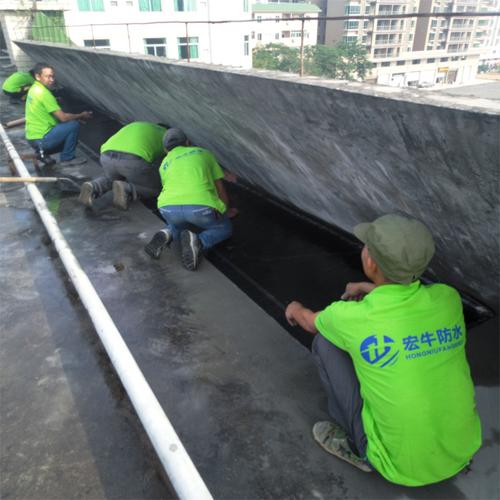 復(fù)合交叉膜反應(yīng)型自粘防水卷材_廣州宏牛建筑防水材料